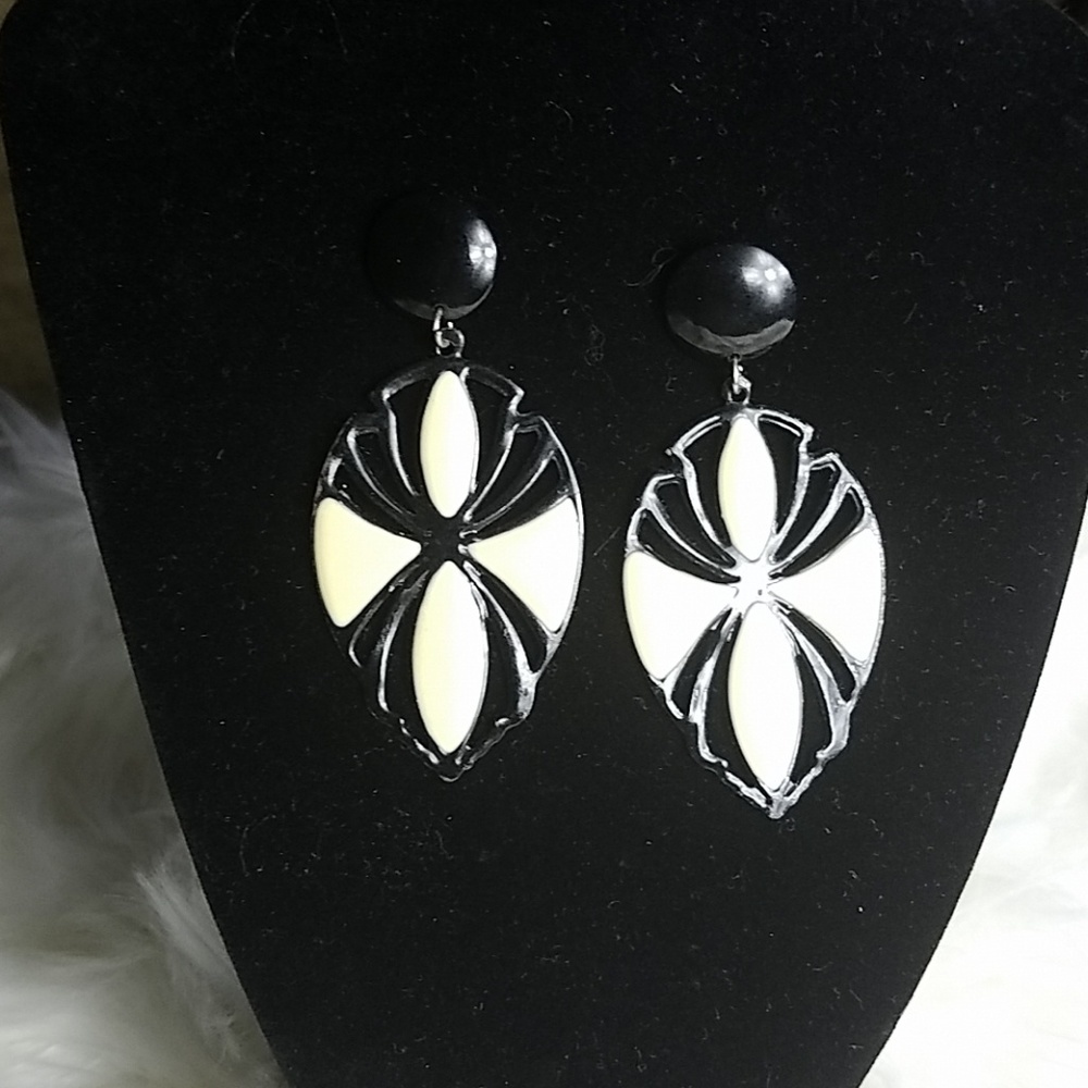 Fashion earrings, cream and black pierced earings - Picture 4 of 4